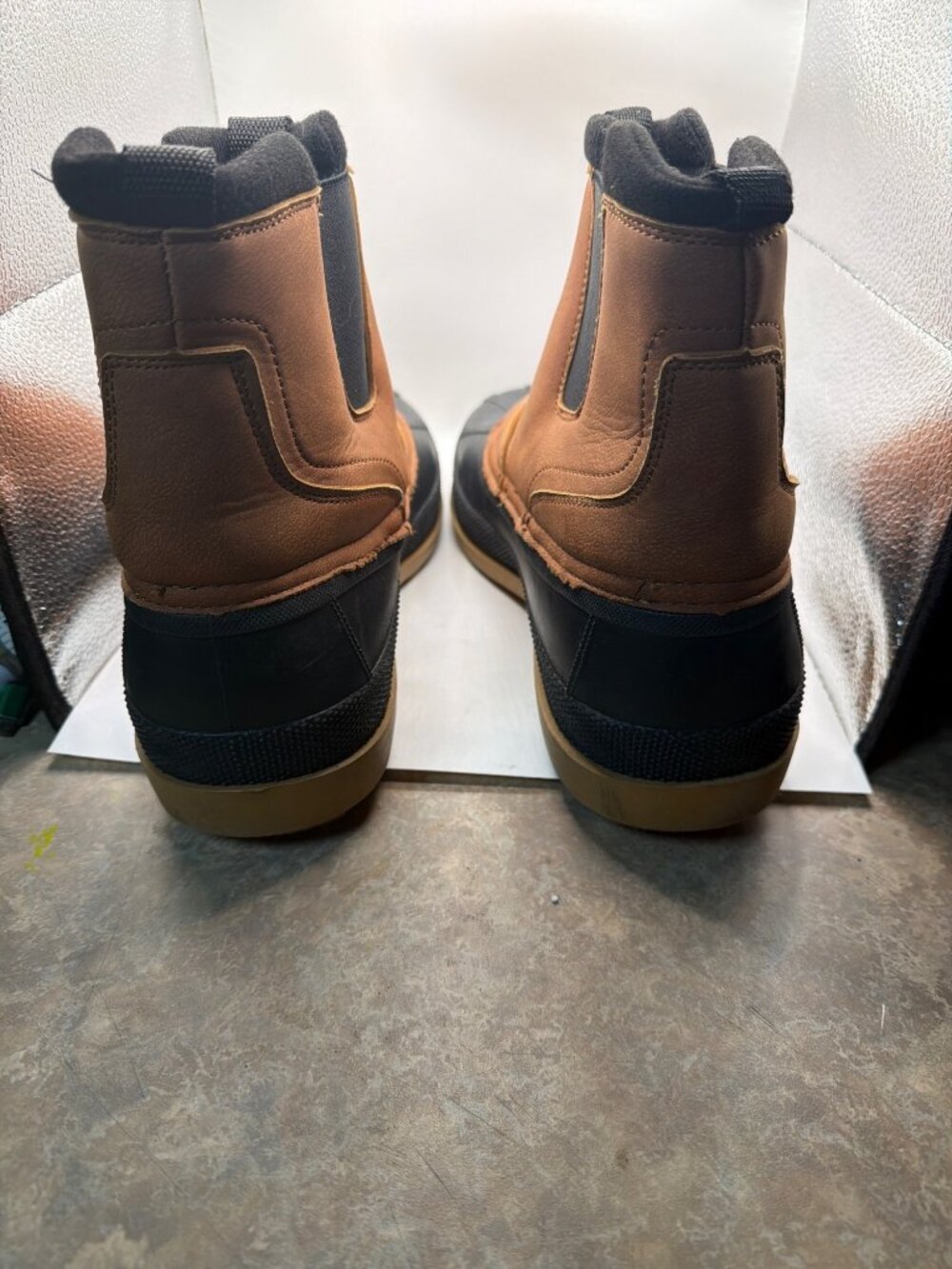 Khombu Baker Lodge Chelsea Mens Waterproof Boots Size 13M Tan & Black Rubber Sol